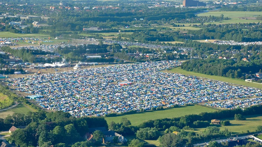 Oversiktsbilde av en stor festivalcamp med tett i tett av telt